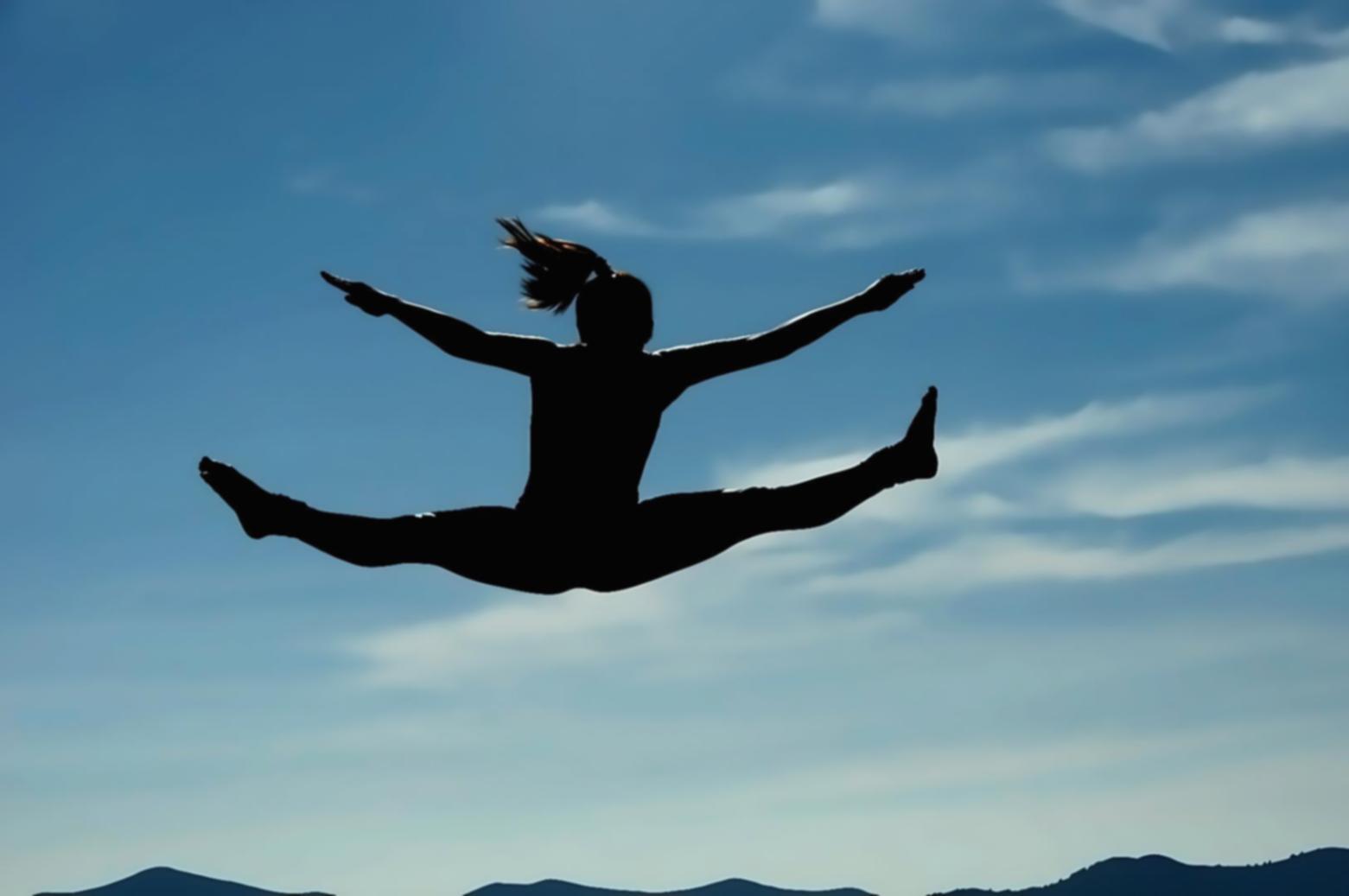 Ballerino che esegue una freeze di breaking su superficie urbana